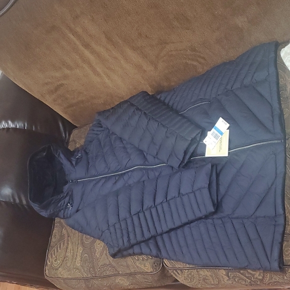 Free Burberry brooch with purchase Michael Kors puffed packable down jacket - Picture 7 of 13